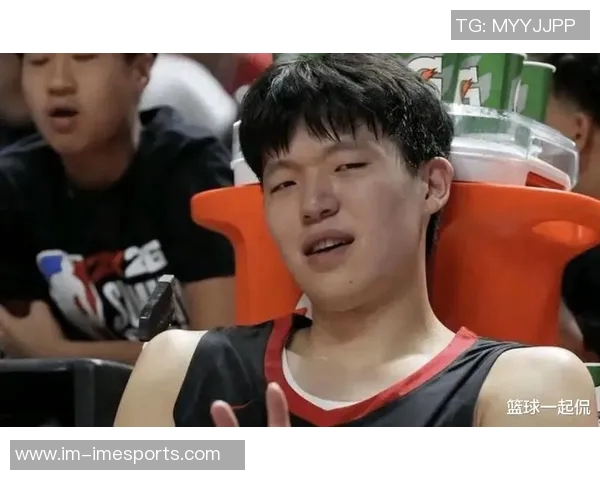 三中锋齐聚却无表现机会杨瀚森上半场未能登场引发热议