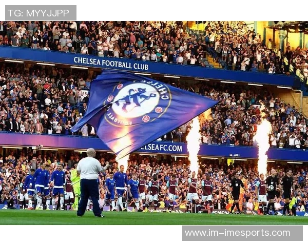 切尔西球迷高呼阿布名字举起BlueCoOut旗帜表达不满情绪