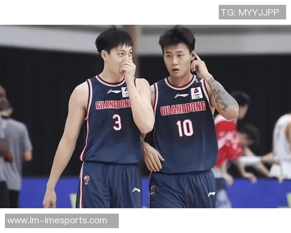 媒体人分享广东全运男篮探班照片赵睿身穿北京T恤与胡明轩崔永熙同框合影