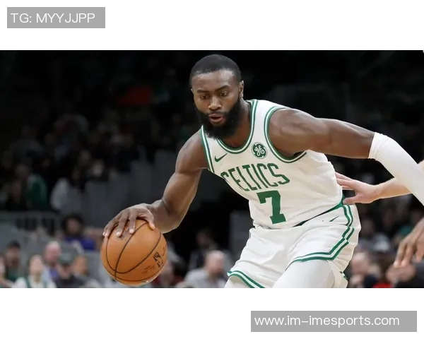 杰伦布朗上半场表现出色10投6中砍下17分正负值高达22助力球队领先