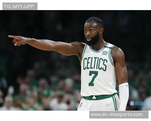 杰伦布朗半场表现出色13投8中贡献18分5助攻正负值高达5 杰伦布朗半场表现出色13投8中贡献18分5助攻正负值高达5